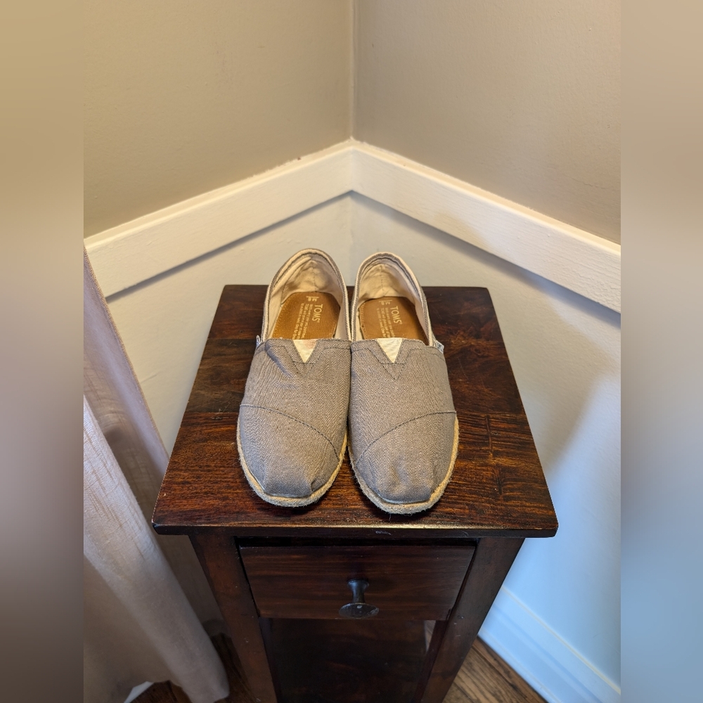 Toms Grey with Blue and White Stripes Men's Size 8
